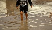 يُعاني النازحون الفلسطينيون من الفيضانات التي اجتاحت خيامهم إثر هطول أمطار غزيرة في غزة، 11 ديسمبر/كانون الأول 2025.