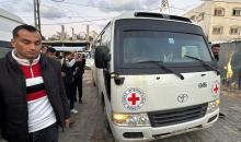 ُنقل أسرى فلسطينيون أُفرج عنهم من قبل الجيش الإسرائيلي إلى مستشفى شهداء الأقصى لإجراء فحوصات طبية، دير البلح، بتاريخ 17 ديسمبر/كانون الأول 2025. (صورة: أحمد إبراهيم/وكالة الأنباء الفلسطينية)