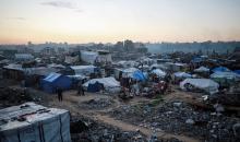 يحاول الفلسطينيون الحفاظ على حياتهم اليومية في مبانٍ مدمرة جزئيًا بعد أن غمرت الأمطار الغزيرة الخيام التي تؤوي نازحين في جباليا، شمال قطاع غزة، في 14 ديسمبر/كانون الأول 2025. صور: عمر أشتوي