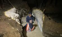 طواقم الدفاع المدني بمحافظة الشمال تحاول انتشال الطفل من داخل بئر مياه بمنطقة السوادنية. 2.jpg