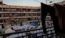 يواصل الفلسطينيون حياتهم اليومية في ظل ظروف صعبة في مدارس الأونروا بمدينة غزة في الأول من ديسمبر/كانون الأول 2025