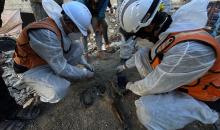 انتشلت فرق الدفاع المدني في محافظة خان يونس جثث أربعة أطفال من منزل عائلة أبو حضروس في حي الأمل، بعد عام ونصف من استهداف المنزل خلال الحرب الإسرائيلية، 21 ديسمبر/كانون الأول 2025. تصوير: طارق محمد/(APA )