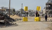 الجيش الإسرائيلي يعيد وضع الكتل الخرسانية الصفراء المُستخدمة لترسيم خط الانسحاب المؤقت داخل قطاع غزة، في بلدة بني سهيلة شرق خان يونس . تصوير: طارق محمد