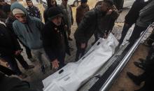 شُيّع الفلسطينيون جثامين عدد من الضحايا الذين سقطوا جراء انهيار مبانٍ متداعية بفعل الأمطار الغزيرة في مدينة غزة.تصوير: عمر أشتوي