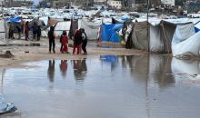 يُكافح الفلسطينيون النازحون، المقيمون في خيام مؤقتة، من أجل البقاء في ظل ظروف قاسية، حيث تجتاح الأمطار والعواصف الشديدة دير البلح، وسط قطاع غزة، في 28 ديسمبر/كانون الأول 2025