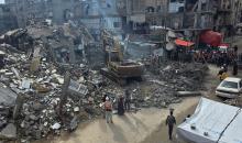 فرق الدفاع المدني تبدأ عمليات البحث عن 55 جثة تحت أنقاض 13 منزلاً دمرها القصف الإسرائيلي في خان يونس، 20 ديسمبر/كانون الأول 2025. صور: طارق محمد/ (APA )