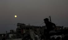 القمر البارد للغاية، آخر قمر عملاق لعام 2025، يظهر فوق سماء مدينة غزة، 4 ديسمبر/كانون الأول 2025. تصوير: عمر أشتوي