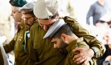 جنود إسرائيليون يبكون خلال تشييع زميل لهم قُتل في غزة يناير 2024 (رويترز).jpeg