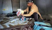 يُكافح الفلسطينيون النازحون، المقيمون في خيام مؤقتة، من أجل البقاء في ظل ظروف قاسية، حيث تجتاح الأمطار والعواصف الشديدة دير البلح، وسط قطاع غزة، في 28 ديسمبركانون الأول 2025. صورة أحمد إبراهيم(APA)