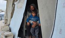 عائلة فلسطينية تحتمي من برد الشتاء القارس في خيمة نصبتها فوق منزلها المدمر قرب الخط الأصفر في خان يونس، جنوب قطاع غزة، ١٧ ديسمبر/كانون الأول ٢٠٢٥. تصوير: طارق محمد/وكالة الأنباء الفلسطينية (APA )