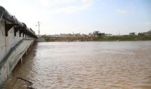 فتح الجيش الإسرائيلي مجرى وادي غزة، مما أدى إلى ارتفاع منسوب المياه إلى مستوى الجسر. وقد فاقم هذا الوضع معاناة العائلات النازحة التي كانت تقيم في خيام بالمنطقة بعد أن فاض الوادي وجرف خيامها، 29 ديسمبر/كانون الأول 2025. صورة: رمزي أبو عامر