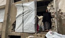 يعيش أشرف وشادية السرساوي مع أحفادهما العشرة داخل خيمة مؤقتة نُصبت في مبنى غير آمن إنشائياً غرب مدينة غزة، وسط تدهور الأوضاع الإنسانية.18 ديسمبر/كانون الأول 2025. صورة: مطر الزاق