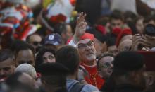 البطريرك اللاتيني للقدس، الكاردينال الإيطالي بييرباتيستا بيتسابالا يستقبل الحجاج والسياح لدى وصوله لترؤس قداس منتصف الليل في كنيسة المهد بمدينة بيت لحم، 24 ديسمبر/كانون الأول 2025،  (صور: مأمون وزواز/ apa)