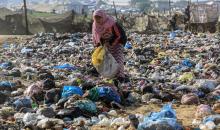 ١٣ ديسمبر/كانون الأول ٢٠٢٥، الأراضي الفلسطينية، نازحون فلسطينيون يبحثون في القمامة في مكب النفايات شمال خان يونس، بحثًا عن البلاستيك أو الورق لإشعال النار للطهي، بسبب انقطاع الغاز. ( عبد رحيم خطيب/وكالة الأنباء الألمانية عبر زوما برس)