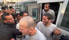 ُنقل أسرى فلسطينيون أُفرج عنهم من قبل الجيش الإسرائيلي إلى مستشفى شهداء الأقصى لإجراء فحوصات طبية، دير البلح، بتاريخ 17 ديسمبر/كانون الأول 2025. (صورة: أحمد إبراهيم/وكالة الأنباء الفلسطينية)