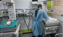 توفي الرضيع الفلسطيني سعيد عابدين، البالغ من العمر شهراً واحداً، نتيجة البرد القارس في خان يونس، جنوب قطاع غزة، ليرتفع بذلك عدد ضحايا العاصفة إلى 13. صور : طارق محمد/ (APA)