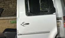 المستوطنون يطلقون النار تجاه مركبة فلسطينية ويهاجمون أخرى بالحجارة قرب قرية مراح رباح جنوب بيت لحم..jpg