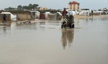 يُعاني الفلسطينيون من الفيضانات التي أعقبت هطول أمطار غزيرة على دير البلح