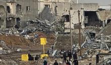 عائلة فلسطينية تحتمي من برد الشتاء القارس في خيمة نصبتها فوق منزلها المدمر قرب الخط الأصفر في خان يونس، جنوب قطاع غزة، ١٧ ديسمبر/كانون الأول ٢٠٢٥. تصوير: طارق محمد/وكالة الأنباء الفلسطينية (APA )