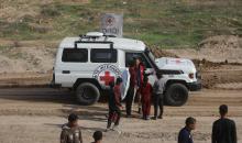 فرق من كتائب القسام ومسؤولون من الصليب الأحمر إلى جانب آليات ثقيلة تابعة لمصر،تجري عمليات بحث في حي الزيتون بمدينة غزة لاستعادة جثة إسرائيلي في 8 ديسمبر/كانون الأول 2025. تصوير: عمر أشتوي