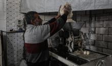 عمال فلسطينيون يعيدون تشغيل أحد أقدم المخابز في مخيم النصيرات للاجئين بعد إغلاقه لمدة عامين بسبب الحرب (15).jpg