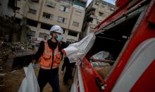 عمال الدفاع المدني الفلسطيني يبحثون عن جثث في مبنى منهار يعود لعائلة سالم، استُهدف بغارات إسرائيلية في بداية الحرب، في شارع الجلاء بمدينة غزة، يوم الاثنين 15 ديسمبر/كانون الأول 2025. صورة: عمر أشتوي