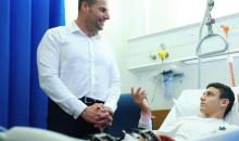 رئيس وزراء مالطا يعود طفلا جريحا من غزة.jpg