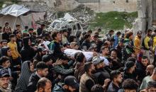 ودّع مواطنون فلسطينيون جثمان محمد بكر (35 عامًا)، وهو صياد، بعد استشهاده بنيران البحرية الإسرائيلية التي استهدفت قوارب صيد قبالة سواحل مدينة غزة، في 30 ديسمبر/كانون الأول 2025. صورة: عمر أشتوي