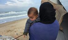 تواجه آلاف العائلات التي تعيش في خيام على شاطئ المواصي في خان يونس، جنوب قطاع غزة، مأساة إنسانية بعد أن جرفت مياه البحر خيامها، تاركةً الأطفال والنساء بلا مأوى.، 29 ديسمبر/كانون الأول 2025.صورة: طارق محمد