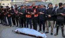 فلسطينيون ينعون ويحملون جثامين عدد من القتلى في غارة إسرائيلية على بيت لاهيا، بينهم أحد عناصر الدفاع المدني، خلال جنازة في مستشفى الشفاء بمدينة غزة