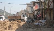 فلسطينيون يحملون أمتعتهم بعد إجبارهم على مغادرة منازلهم على يد القوات الإسرائيلية خلال مداهمة مخيم نور شمس للاجئين في طولكرم، بالضفة الغربية المحتلة، في 17 ديسمبركانون الأول 2025. صورة محمد ناصر