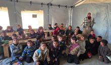 يدرس الطلاب داخل 