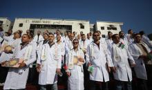 حفل تخرج للأطباء الحاصلين على البورد الفلسطيني في ساحة  الشفاء بمدينة غزة، 25 ديسمبر/كانون الأول 2025.تصوير: عمر أشتوي