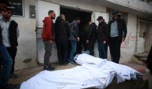 وصول عدد من الجثامين إلى مستشفى الشفاء في غزة عقب غارة جوية إسرائيلية استهدفت سيارة غرب مدينة غزة، في 13 ديسمبر/كانون الأول 2025.صور: عمر أشتوي