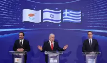 رئيس الوزراء الإسرائيلي بنيامين نتنياهو خلال مؤتمر صحافي مع رئيس الوزراء اليوناني كيرياكوس ميتسوتاكيس والرئيس القبرصي نيكوس كريستودوليدسفي القدس (إ.ب.أ).webp