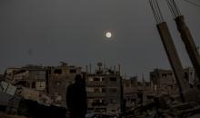 القمر البارد للغاية، آخر قمر عملاق لعام 2025، يظهر فوق سماء مدينة غزة، 4 ديسمبر/كانون الأول 2025. تصوير: عمر أشتوي