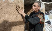 الفلسطيني أحمد المبحوح، مريض سرطان، يبني منزلاً طينياً بيديه في مخيم البريج للاجئين وسط قطاع غزة، 15 ديسمبر/كانون الأول 2025. عدسة: رمزي أبو عامر