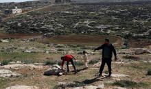 هاجم مستوطنون إسرائيليون عائلة فلسطينية وخربوا ممتلكاتهم في بلدة السموع، جنوب الخليل، 23 ديسمبر/كانون الأول 2025. صور: مأمون وزواز