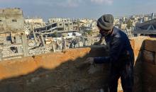 يبني الفلسطينيون بيوتًا طينية في خان يونس جنوب قطاع غزة، مستخدمين أدوات وأساليب بدائية في محاولة لتوفير مأوى آمن لأنفسهم من برد الشتاء القارس