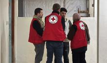 نقل أسرى فلسطينيين أفرج عنهم الجيش الإسرائيلي بواسطة سيارات تابعة للصليب الأحمر إلى مستشفى شهداء الأقصى لإجراء فحوصات طبية في دير البلح، وسط قطاع غزة، بتاريخ 28 ديسمبر/كانون الأول 2025. تصوير: أحمد إبراهيم