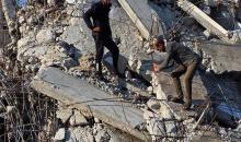 الفلسطيني هشام أبو عييه، 50 عامًا، يبني مأوى مؤقتًا لعائلته المكونة من ثمانية أفراد باستخدام قضبان حديدية استخرجها من أنقاض منزله الذي دُمر في هجمات إسرائيلية بمنطقة بطن السمين في خان يونس