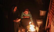 يعيش الفلسطينيون حياتهم اليومية الصعبة ليلاً في خيام نصبت في شوارع مدينة غزة، 5 ديسمبر/كانون الأول 2025.تصوير: عمر أشتوي