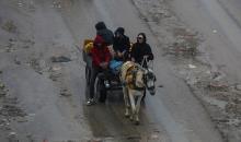 يُعاني الفلسطينيون من الفيضانات التي أعقبت هطول أمطار غزيرة على مدينة غزة، غزة، في 11 ديسمبر/كانون الأول 2025