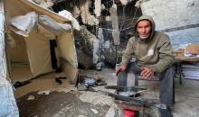 يعيش أشرف وشادية السرساوي مع أحفادهما العشرة داخل خيمة مؤقتة نُصبت في مبنى غير آمن إنشائياً غرب مدينة غزة، وسط تدهور الأوضاع الإنسانية.18 ديسمبر/كانون الأول 2025. صورة: مطر الزاق