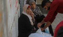 فلسطينيون ينعون ويحملون جثامين عدد من القتلى في غارة إسرائيلية على بيت لاهيا، بينهم أحد عناصر الدفاع المدني، خلال جنازة في مستشفى الشفاء بمدينة غزة