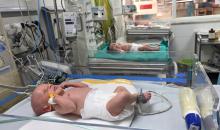 توفي الرضيع الفلسطيني سعيد عابدين، البالغ من العمر شهراً واحداً، نتيجة البرد القارس في خان يونس، جنوب قطاع غزة، ليرتفع بذلك عدد ضحايا العاصفة إلى 13. صور : طارق محمد/ (APA)