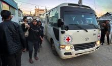نقل أسرى فلسطينيين أفرج عنهم الجيش الإسرائيلي بواسطة سيارات تابعة للصليب الأحمر إلى مستشفى شهداء الأقصى لإجراء فحوصات طبية في دير البلح، وسط قطاع غزة، في 21 ديسمبر/كانون الأول 2025. (صورة: أحمد إبراهيم/ apa)