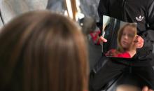 أطفالٌ نجوا من الحرب، تيتموا عن آبائهم وأمهاتهم، يتطلعون إلى عام ٢٠٢٦ بأملٍ كبير، حاملين أحلامًا بسيطة بسلامٍ آمنٍ ودائم،  خان يونس، جنوب قطاع غزة، ٣٠ ديسمبر ٢٠٢٥، تصوير: طارق محمد (APA )