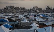 يواصل الفلسطينيون النازحون حياتهم اليومية في ظل ظروف صعبة داخل خيام النزوح المنتشرة وسط الدمار في حي الزيتون، جنوب شرق مدينة غزة، في 9 ديسمبر/كانون الأول 2025. تصوير: عمر أشتوي