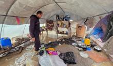 يُكافح الفلسطينيون النازحون، المقيمون في خيام مؤقتة، من أجل البقاء في ظل ظروف قاسية، حيث تجتاح الأمطار والعواصف الشديدة منطقة المواصي، غرب خان يونس، جنوب قطاع غزة، في 28 ديسمبر/كانون الأول 2025. (صورة: طارق محمد)